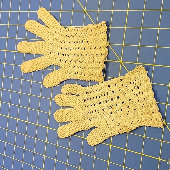 Felt's Fun Finds Accessories - Vintage Women's Gloves Cream Estate Sale Find Crocheted